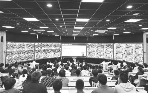 9月20日,天津大学人工智能学院胡清华教授在授课。当日,天津大学《人工智能导论》正式开课。